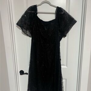 BloomChic Black Evening Dress with Scoop Neck